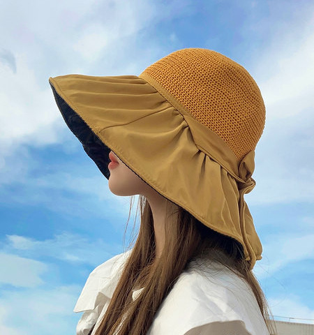 Сламена шапка с широка периферия и панделка