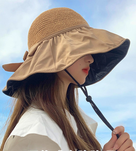 Сламена шапка с широка периферия и панделка