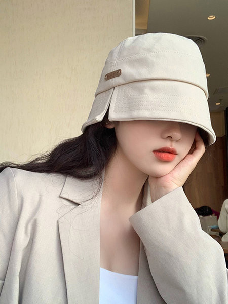 Дамска лятна шапка тип рибарска с емблема 