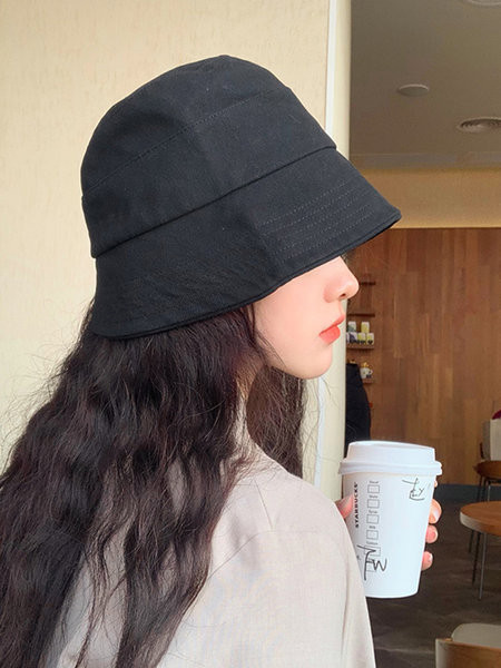 Дамска лятна шапка тип рибарска с емблема 