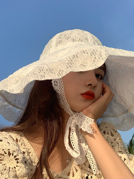 Ženski šešir od čipke sa širokim obodom