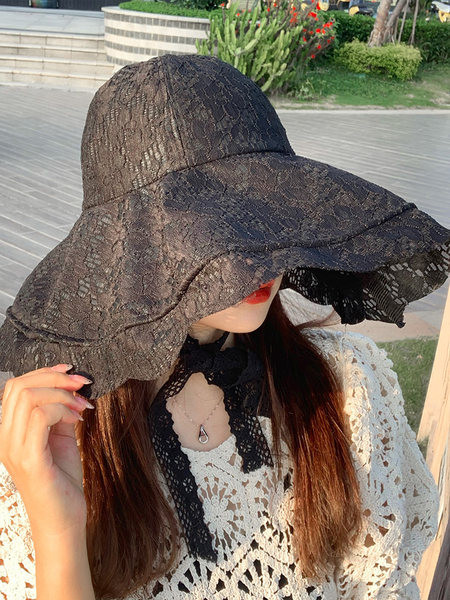 Ženski šešir od čipke sa širokim obodom
