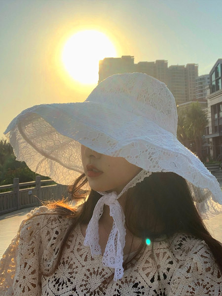 Ženski šešir od čipke sa širokim obodom