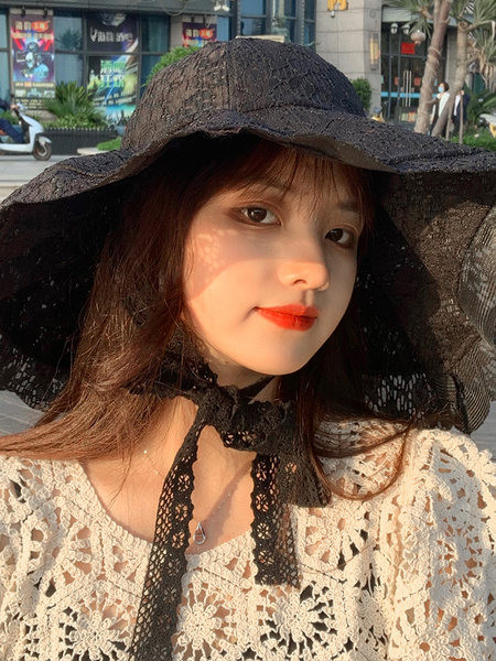 Ženski šešir od čipke sa širokim obodom