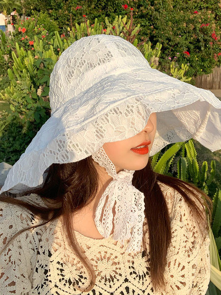 Ženski šešir od čipke sa širokim obodom