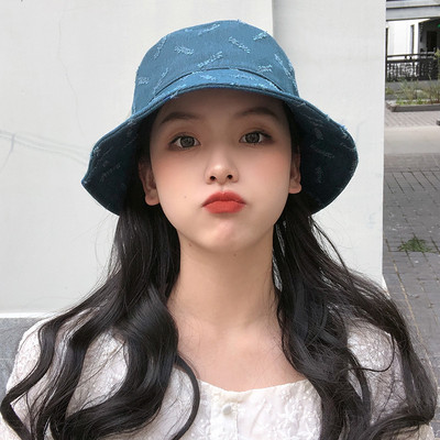 Ženska kapa sa poderanim motivima