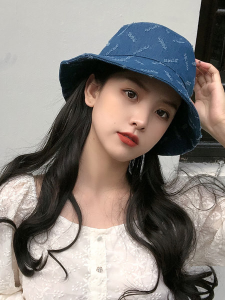 Ženska kapa sa poderanim motivima