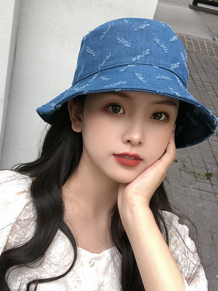 Ženska kapa sa poderanim motivima