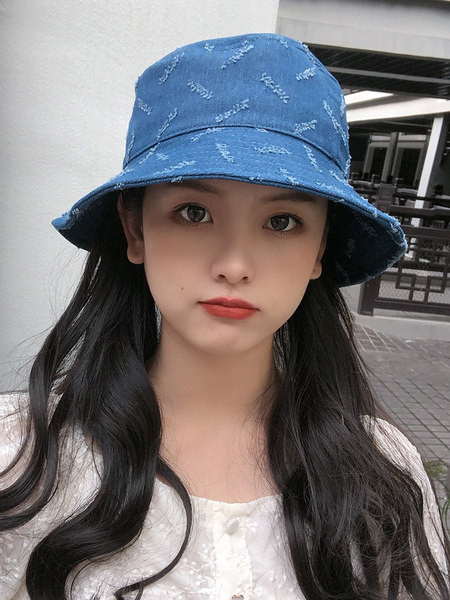 Ženska kapa sa poderanim motivima