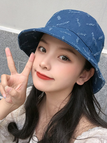 Ženska kapa sa poderanim motivima