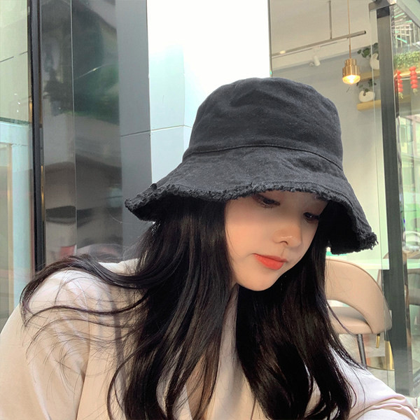 Obični model ženskog šešira s velikim obodom