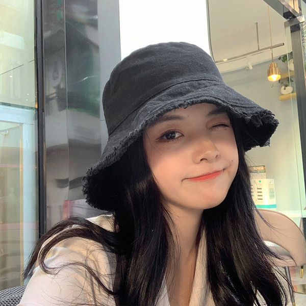 Obični model ženskog šešira s velikim obodom