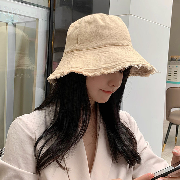 Obični model ženskog šešira s velikim obodom