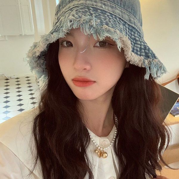 Ženska traper kapa u dvije boje