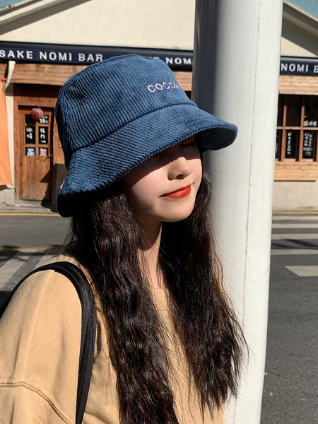 Jesenski ženski šešir sa natpisom