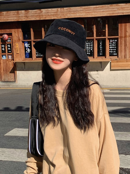 Jesenski ženski šešir sa natpisom