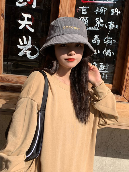 Jesenski ženski šešir sa natpisom