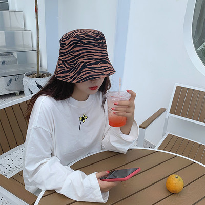 Ženska kapa sa životinjskim motivima