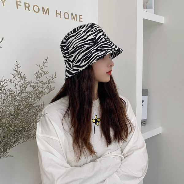 Ženska kapa sa životinjskim motivima