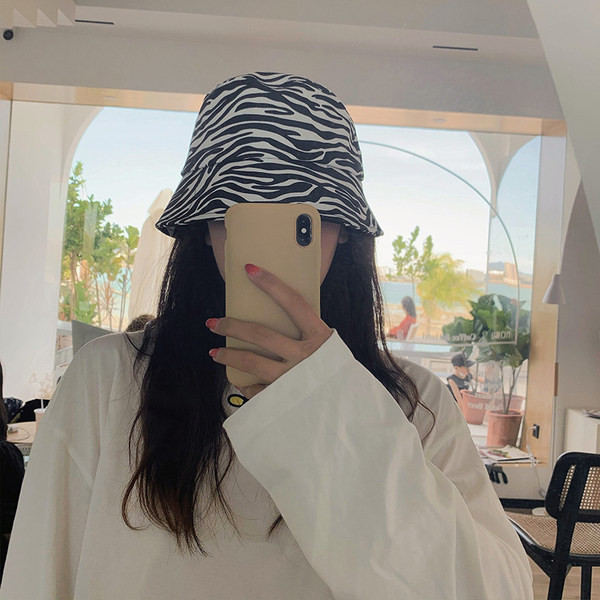 Ženska kapa sa životinjskim motivima