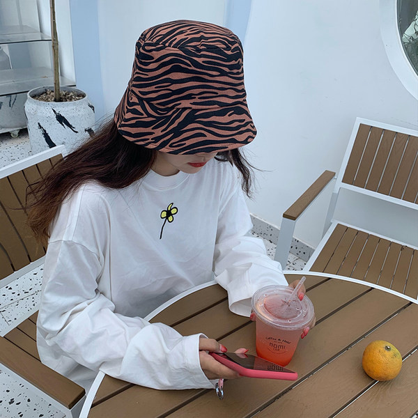 Ženska kapa sa životinjskim motivima