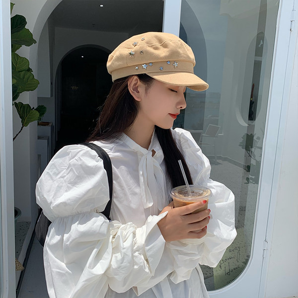 Ženski šešir sa zakovicama u četiri boje