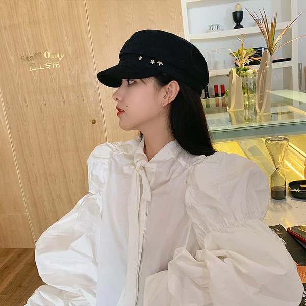 Ženski šešir sa zakovicama u četiri boje