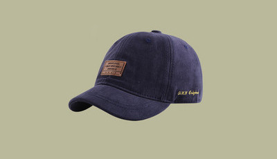 Ženska ležerna kapa sa šilterom i amblemom