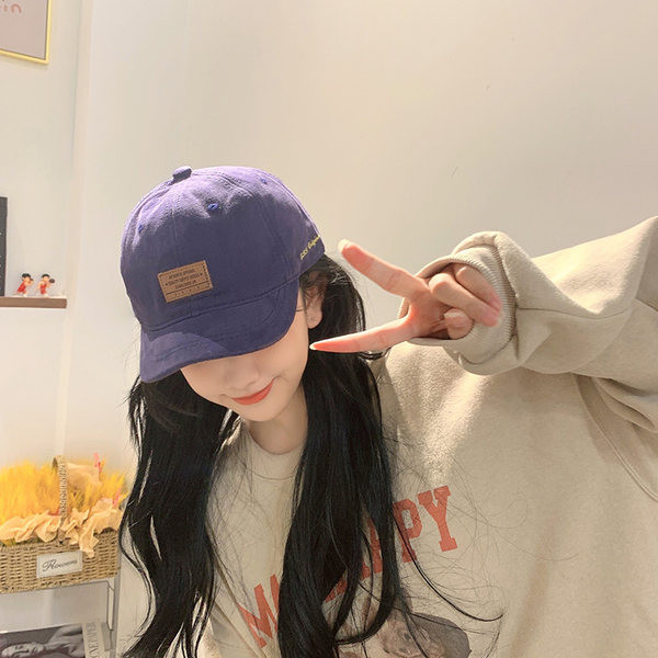 Ženska ležerna kapa sa šilterom i amblemom