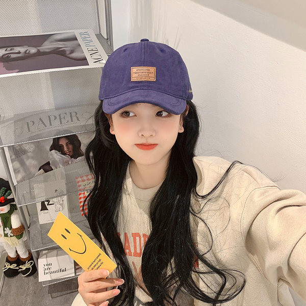 Ženska ležerna kapa sa šilterom i amblemom