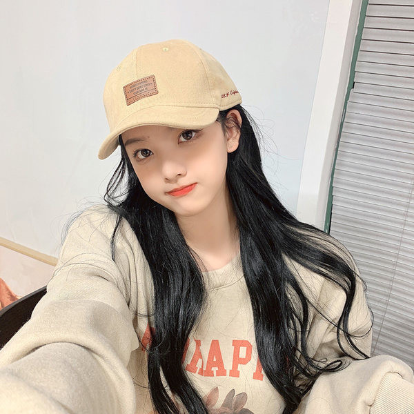 Ženska ležerna kapa sa šilterom i amblemom