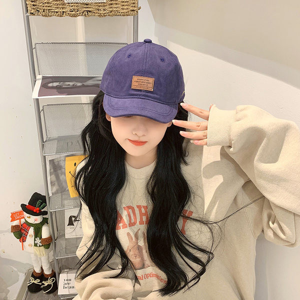 Ženska ležerna kapa sa šilterom i amblemom