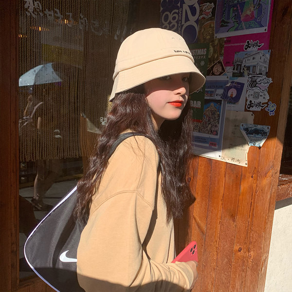 Ženska kapa sa natpisom u više boja