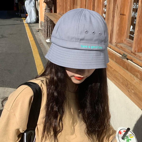 Ženska kapa sa natpisom u više boja