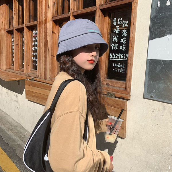 Ženska kapa sa natpisom u više boja