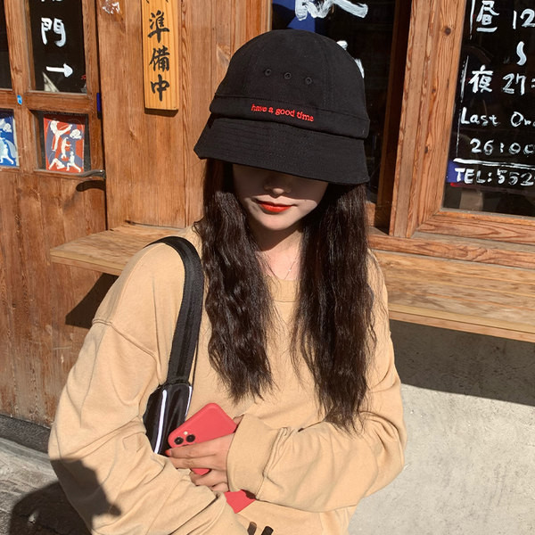 Ženska kapa sa natpisom u više boja