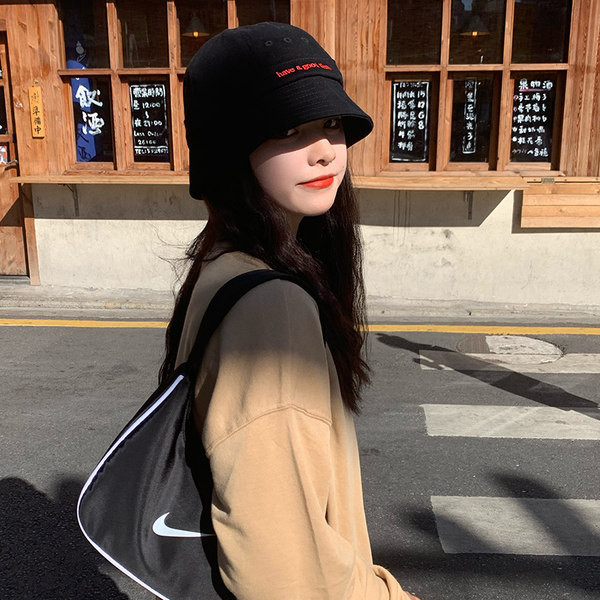 Ženska kapa sa natpisom u više boja