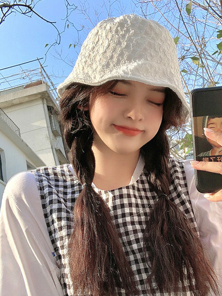 Ženska kapa u dvije boje