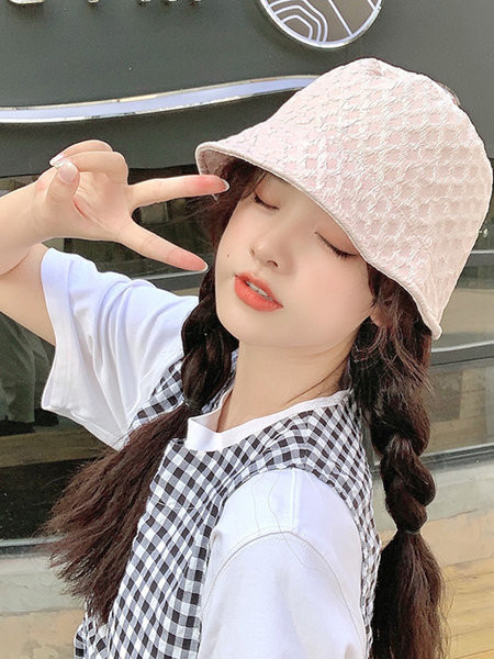 Ženska kapa u dvije boje