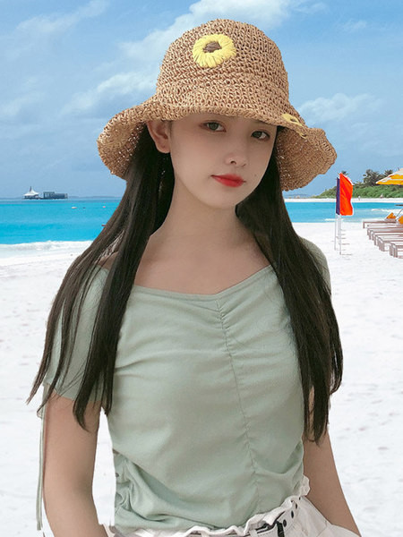 Slamnati ljetni šešir s cvjetićima