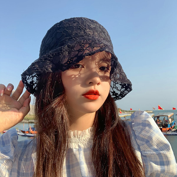 Ženska kapa od čipke s vezom