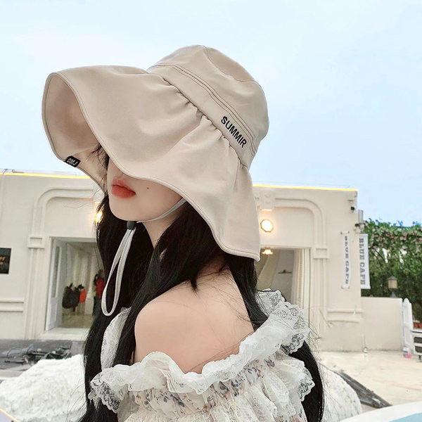 Naiste tasuline lipsudega müts mitmes värvitoonis