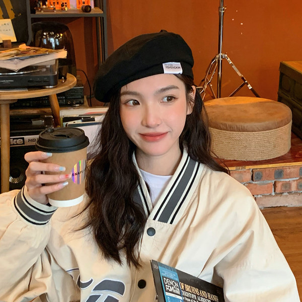 Naiste barett kirjaga