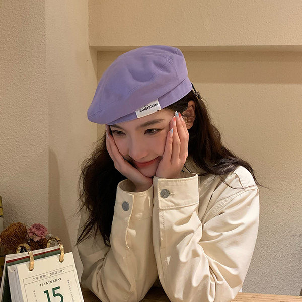 Naiste barett kirjaga