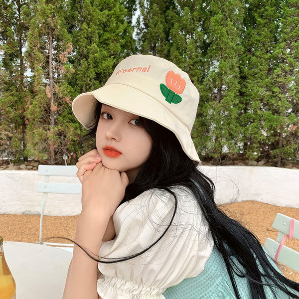 Naiste vabaajamüts narmaste ja tikanditega