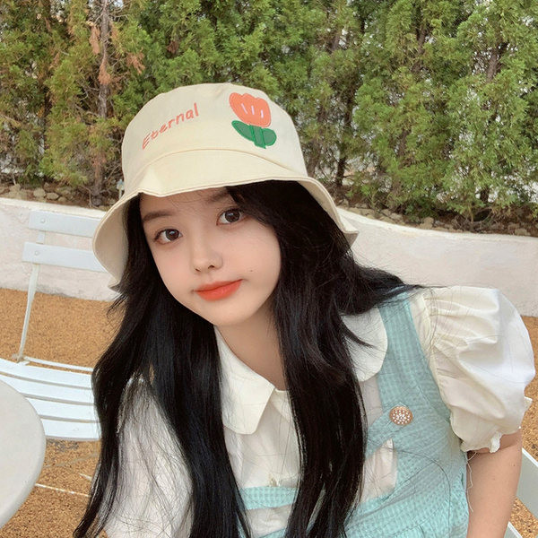 Naiste vabaajamüts narmaste ja tikanditega