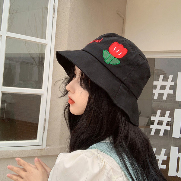 Naiste vabaajamüts narmaste ja tikanditega