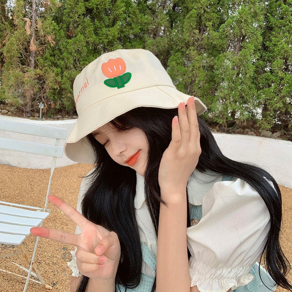 Naiste vabaajamüts narmaste ja tikanditega