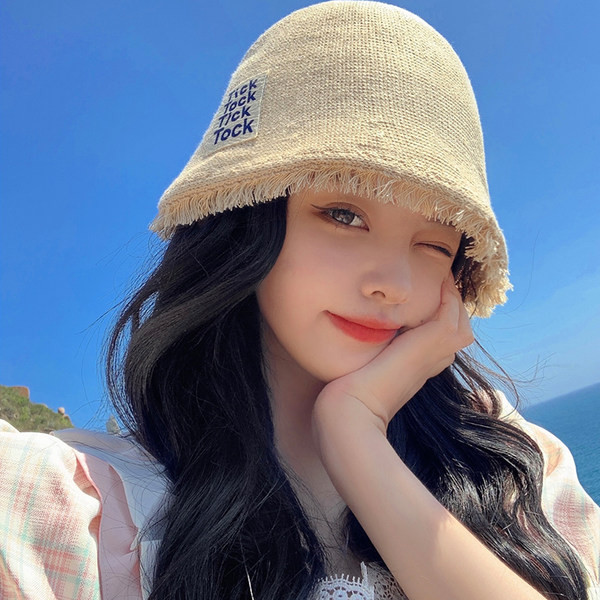 Ženska kapa sa natpisom i resama u dvije boje