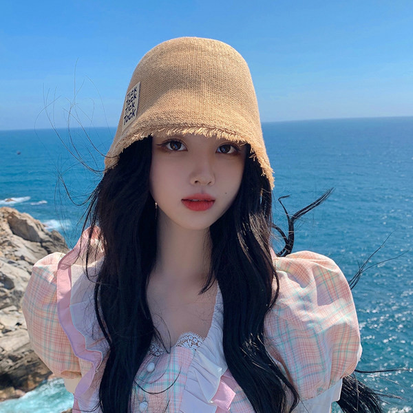 Ženska kapa sa natpisom i resama u dvije boje